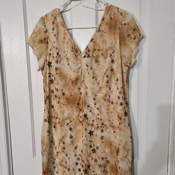 Fashion Bug Dresses & Skirts - Fashion Bug Summer Floral Dress with gold sparkle dotted through out. SZ 18-20